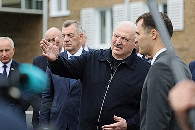 Лукашенко совершил рабочую поездку в Петриковский район