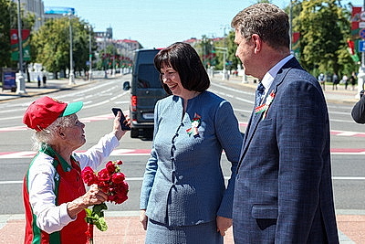 Народное возложение цветов прошло у монумента Победы в Минске