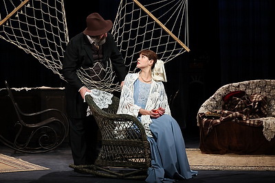 Спектакль \"Волки и овцы\" в рамках гастролей представили российские артисты на сцене молодежного театра