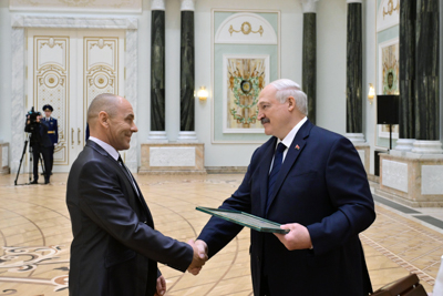 Лукашенко вручил награды заслуженным аграриям Беларуси