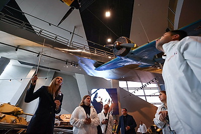 Участники медиатура \"Дорогами Победы\" презентовали Музею истории ВОВ копию уникального плаката