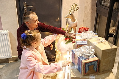 Магия из подручных материалов. Брестчане превратили свои подъезды в новогодние фотозоны