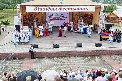 \"Вішнёвая квецень сяброўства\". Гала-концерт ягодного фестиваля прошел в Глубоком