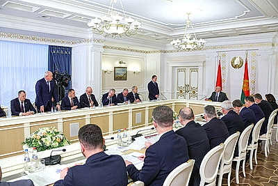 Лукашенко представили два варианта программы пятилетки