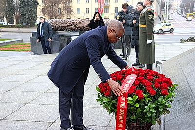 Спикер Сената Республики Кения возложил цветы к монументу Победы в Минске