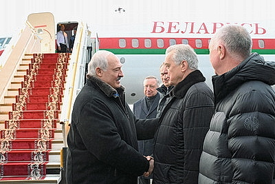 Лукашенко прибыл с рабочим визитом в Россию для участия в саммитах ЕАЭС и СНГ