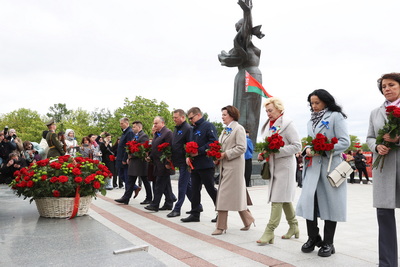 В праздник Первомая состоялось возложение цветов к стеле \"Минск - город-герой\"
