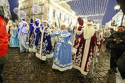 Шествие Дедов Морозов и Снегурочек собрало в Гродно более 700 участников