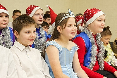 \"Место чудес\". Театрализованный новогодний праздник устроили в Белыничской школе-интернате