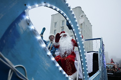 Новогодний автопарад и открытие резиденции Деда Мороза. В Могилеве дали старт праздничным мероприятиям