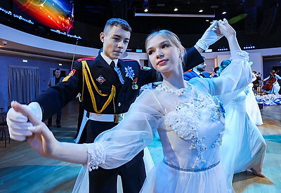 \"Атмосфера сказки!\". Более 40 пар кружились в танце на студенческом балу в Витебске