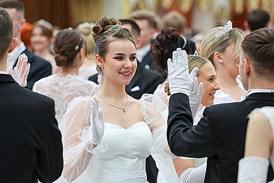 Вальс, кадриль и полонез. Дворец Независимости собрал участников красочного новогоднего бала