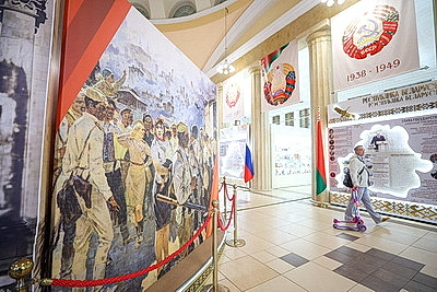 От БЕЛАЗа до партизанской медали. Что представлено в белорусском павильоне на ВДНХ