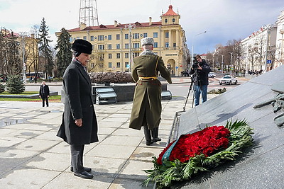 Премьер-министр Пакистана возложил венок к монументу Победы в Минске