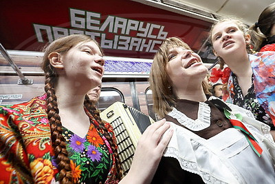 \"И все о той весне\". Патриотическая молодежная акция прошла в Минском метрополитене