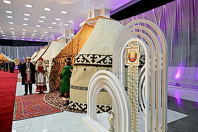 Лидеры стран ОДКБ ознакомились с экспозицией в национальном колорите