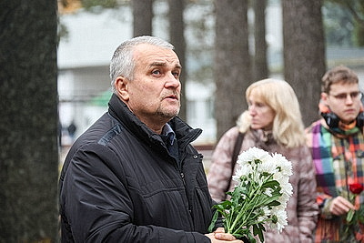 Памятник Змитроку Бядуле открыли на Восточном кладбище в Минске