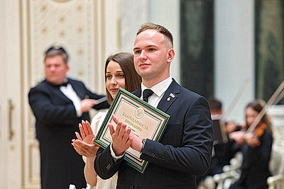 Лукашенко - выпускникам вузов: мир огромен, а Беларусь у нас одна