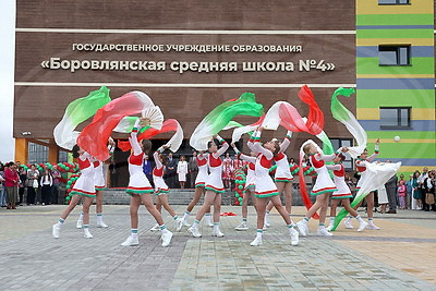 Современная и просторная. Новая школа в Боровлянах на 1 тыс. мест приняла первых учеников Современная и просторная. Новая школа в Боровлянах на 1 тыс. мест приняла первых учеников