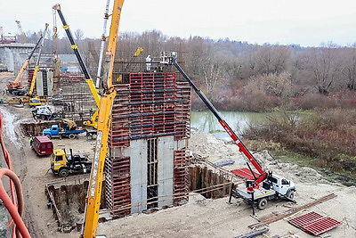 Строительство моста через реку Сож продолжается в Ветковском районе
