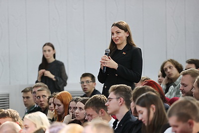 Черно-белое вчера и настоящее в красках. Молодые специалисты из Минской области ознакомились с выставкой БЕЛТА \"Беларусь. Взлет\"