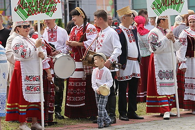 Региональный фестиваль \"Грай, гармонік!\" собрал в Ельске профессиональных музыкантов и любителей