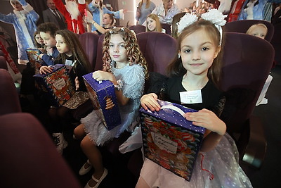 Более 600 ребят собрал областной новогодний праздник в Солигорске