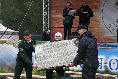 Невероятная атмосфера. Четвертый чемпионат по колке дров среди СМИ проходит в Минском районе