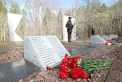 Поклон и цветы от всех поколений. Память жертв фашизма почтили в Городке