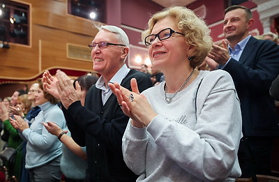 Спектакль \"Волки и овцы\" в рамках гастролей представили российские артисты на сцене молодежного театра