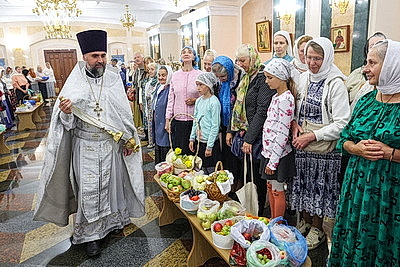 Православные верующие отмечают Преображение Господне - Яблочный Спас