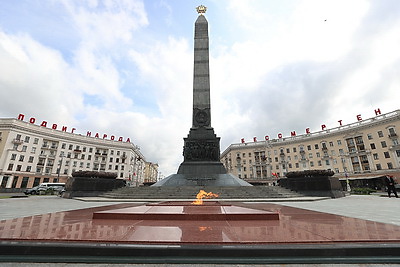 Парламентская делегация КНР возложила венок и цветы к монументу Победы в Минске