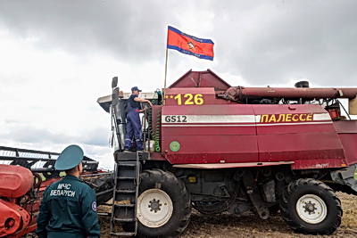 Экипажи со спасателями убирают урожай в Рогачевском районе