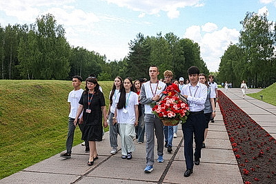\"Дети Содружества\": участники международного форума посетили \"Хатынь\"