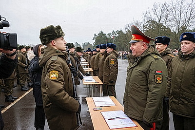 Начало освоения военной науки. Около 2,4 тыс. новобранцев приняли присягу в 72-м учебном центре