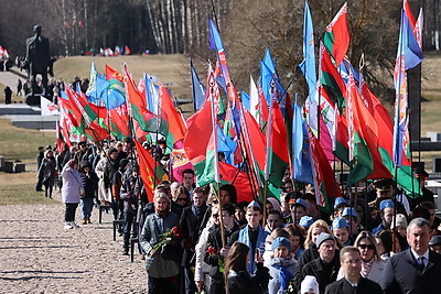 Колокола и людская скорбь. В день памяти Хатыни на мемориале возлагают цветы