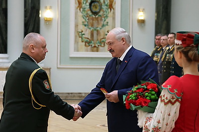 Лукашенко вручил государственные награды и погоны высшему офицерскому составу