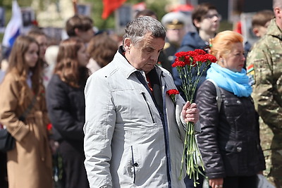 Память живет в сердцах! Народное возложение проходит на Площади Победы