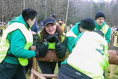 Невероятная атмосфера. Четвертый чемпионат по колке дров среди СМИ проходит в Минском районе