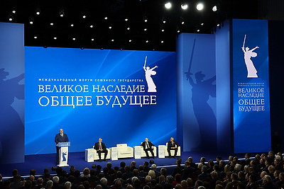 Лукашенко и Путин приняли участие в союзном форуме \"Великое наследие - общее будущее\" в Волгограде
