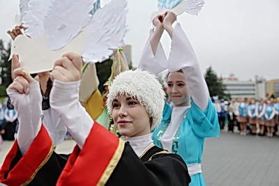 Сотни юных миротворцев собрались в центре Минска на линейку к Международному дню мира