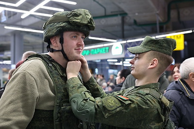 Увидеть военную технику и попробовать солдатскую кашу. Как День защитников Отечества встретили в Минске