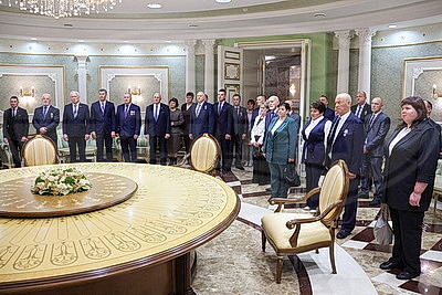 Лукашенко вручил награды заслуженным аграриям Беларуси