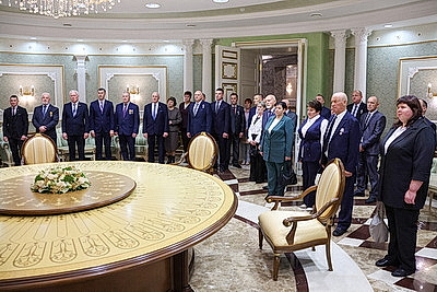 Лукашенко вручил награды заслуженным аграриям Беларуси