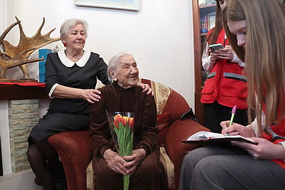 \"Чтоб никогда не видели ужасов войны\". Что пожелала всем 107-летняя минчанка Анна Громыко в свой день рождения