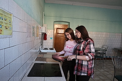 Первокурсники обустраиваются в общежитии МГУ в Могилеве