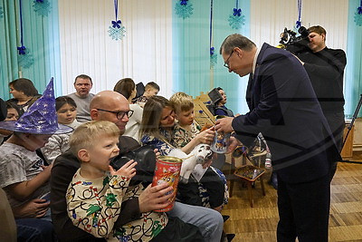 Подарки в рамках акции \"Наши дети\" вручили воспитанникам ЦКРОиР Первомайского района Минска