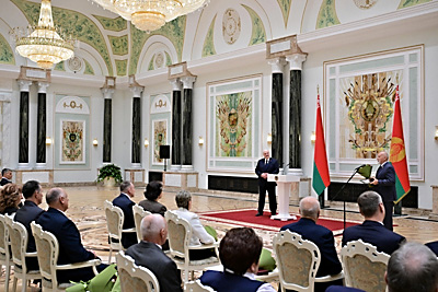 Лукашенко вручил награды заслуженным аграриям Беларуси