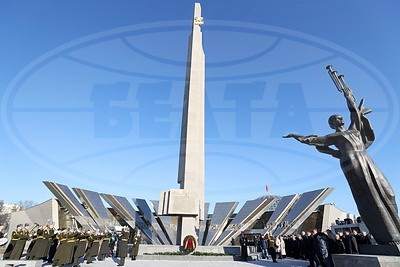 В День защитников Отечества к стеле \"Минск - город-герой\" возложили цветы