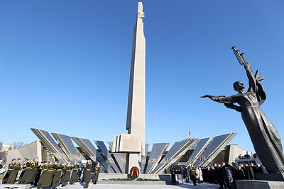 В День защитников Отечества к стеле \"Минск - город-герой\" возложили цветы